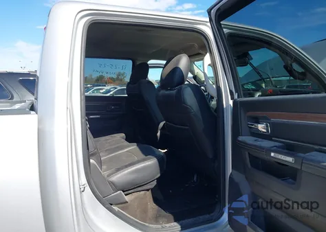 2017 Ram 1500 Laramie 4X4 6'4 Box z USA, uszkodzony, nr VIN 1C6RR7VM7HS557867